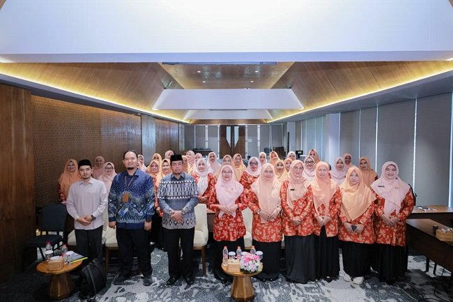Foto bersama pada sosialisasi Program DWP Mengajar dengan pendekatan literasi praktis, di The Pade Hotel, Darul Imarah, Aceh Besar, Kamis (3/9/2026). FOTO/ MC ACEH BESAR Foto bersama pada sosialisasi Program DWP Mengajar dengan pendekatan literasi praktis, di The Pade Hotel, Darul Imarah, Aceh Besar, Kamis (3/9/2026). FOTO/ MC ACEH BESAR