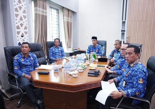 Wakil Bupati Aceh Besar Drs. H. Syukri A Jalil bersama jajaran mengikuti Rapat Koordinasi (Rakor) percepatan rehabilitasi dan rekonstruksi pascabencana hidrometeorologi di Aceh, khususnya pemulihan jaringan irigasi untuk mendukung ketahanan pangan, di Kantor Bupati Aceh Besar, Kota Jantho, Rabu (2/9/2026). FOTO/MC Aceh Besar. Wakil Bupati Aceh Besar Drs. H. Syukri A Jalil bersama jajaran mengikuti Rapat Koordinasi (Rakor) percepatan rehabilitasi dan rekonstruksi pascabencana hidrometeorologi di Aceh, khususnya pemulihan jaringan irigasi untuk mendukung ketahanan pangan, di Kantor Bupati Aceh Besar, Kota Jantho, Rabu (2/9/2026). FOTO/MC Aceh Besar.