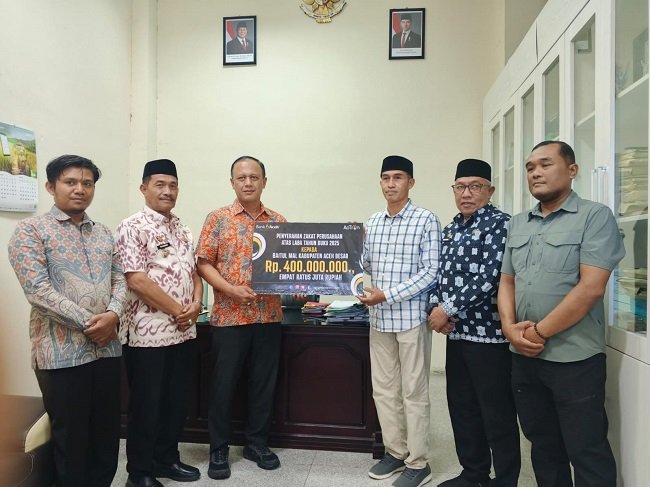 Wakil Bupati Aceh Besar Drs H Syukri menyaksikan proses penyerahan zakat perusahaan PT. Bank Aceh Syariah kepada pengurus Baitul Mal Kabupaten Aceh Besar sebesar Rp 400 juta di ruang rapat Kantor Bupati Aceh Besar, Kamis siang (3/9/2026). FOTO/ PROKOPIM PEMKAB ACEH BESAR Wakil Bupati Aceh Besar Drs H Syukri menyaksikan proses penyerahan zakat perusahaan PT. Bank Aceh Syariah kepada pengurus Baitul Mal Kabupaten Aceh Besar sebesar Rp 400 juta di ruang rapat Kantor Bupati Aceh Besar, Kamis siang (3/9/2026). FOTO/ PROKOPIM PEMKAB ACEH BESAR