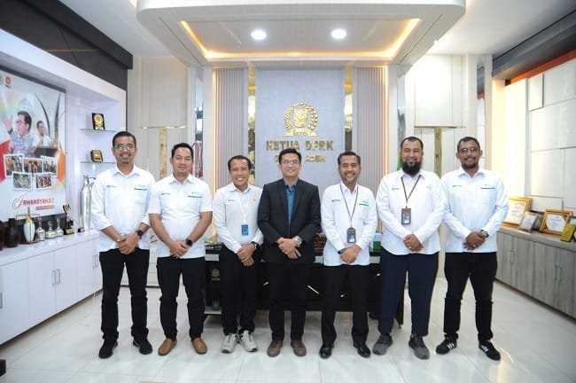Ketua DPRK Banda Aceh Irwansyah ST menerima kunjungan silaturahmi Manajer PLN UP3 Banda Aceh, Sabang, dan Aceh Besar Husni beserta jajaran di ruang kerjanya, Banda Aceh, Senin (31/8/2026). Foto:(Humas DPRK Banda Aceh). Ketua DPRK Banda Aceh Irwansyah ST menerima kunjungan silaturahmi Manajer PLN UP3 Banda Aceh, Sabang, dan Aceh Besar Husni beserta jajaran di ruang kerjanya, Banda Aceh, Senin (31/8/2026). Foto:(Humas DPRK Banda Aceh).