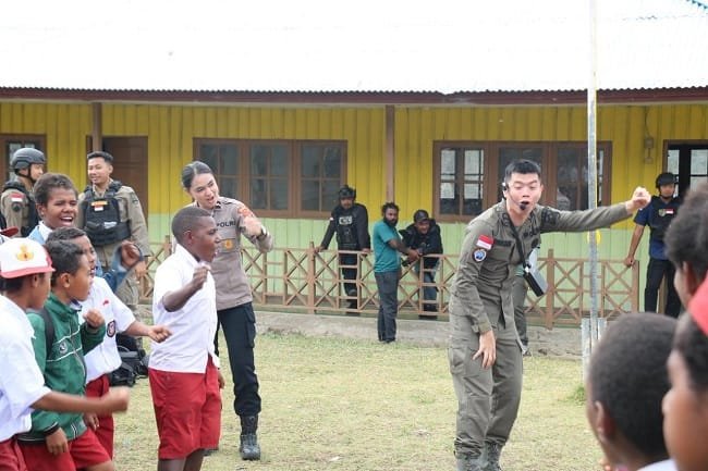 Personel Satgas Kepolisian Operasi Damai Cartenz-2026 bersama Tim Support Psikologi berinteraksi dan mengikuti kegiatan terapi bermain bersama siswa SD Inpres Kago, Distrik Ilaga, Kabupaten Puncak, Jumat (4/9/2026). Personel Satgas Kepolisian Operasi Damai Cartenz-2026 bersama Tim Support Psikologi berinteraksi dan mengikuti kegiatan terapi bermain bersama siswa SD Inpres Kago, Distrik Ilaga, Kabupaten Puncak, Jumat (4/9/2026).