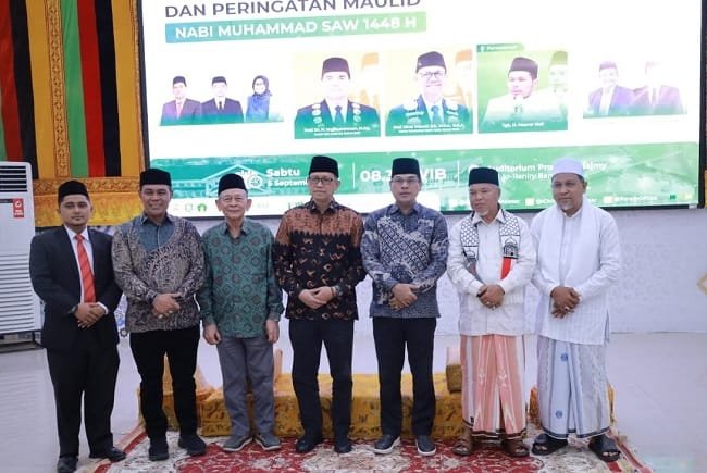 Foto Bersama usai Melakukan peusijuek terhadap dua tokoh pendidikan Aceh, yakni Rektor UIN Ar-Raniry Banda Aceh Prof. Dr. Mujiburrahman, M.Ag., dan Rektor Universitas Syiah Kuala Prof. Dr. Mirza Tabrani, S.E., M.B.A., D.B.A. di Aula Auditorium Prof. Ali Hasymi UIN Ar-Raniry Banda Aceh, Sabtu (5/9/2026) FOTO/PROKOPIM ACEH BESAR Foto Bersama usai Melakukan peusijuek terhadap dua tokoh pendidikan Aceh, yakni Rektor UIN Ar-Raniry Banda Aceh Prof. Dr. Mujiburrahman, M.Ag., dan Rektor Universitas Syiah Kuala Prof. Dr. Mirza Tabrani, S.E., M.B.A., D.B.A. di Aula Auditorium Prof. Ali Hasymi UIN Ar-Raniry Banda Aceh, Sabtu (5/9/2026) FOTO/PROKOPIM ACEH BESAR