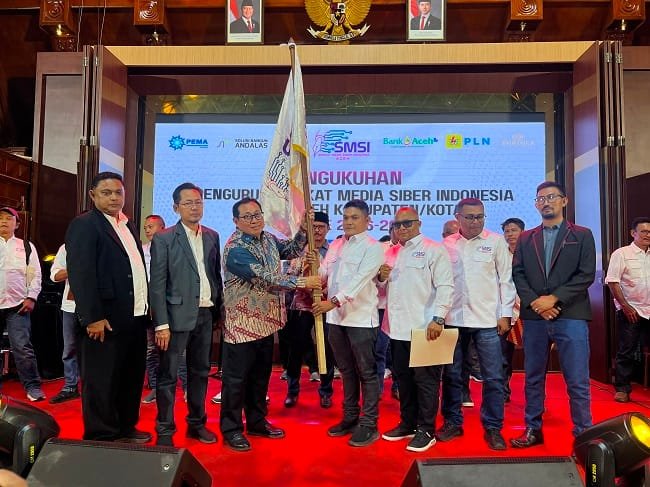 Ketua Umum SMSI Pusat, Firdaus, didampingi Ketua SMSI Aceh, Aldin NL, menyerahkan SK kepengurusan SMSI Aceh Besar masa bakti 2026–2029 kepada Ketua SMSI Aceh Besar, Zulfikar, S.Pd., didampingi Sekretaris Sadhali, S.Pd., Bendahara Azhari Usman, S.Pd dan Wakil Bendahara Nazarullah, S.E., pada rangkaian SMSI Aceh Awards 2026 di Anjong Mon Mata, Banda Aceh, Sabtu (5/9/2026) malam. Foto: (SMSI Aceh Besar). Ketua Umum SMSI Pusat, Firdaus, didampingi Ketua SMSI Aceh, Aldin NL, menyerahkan SK kepengurusan SMSI Aceh Besar masa bakti 2026–2029 kepada Ketua SMSI Aceh Besar, Zulfikar, S.Pd., didampingi Sekretaris Sadhali, S.Pd., Bendahara Azhari Usman, S.Pd dan Wakil Bendahara Nazarullah, S.E., pada rangkaian SMSI Aceh Awards 2026 di Anjong Mon Mata, Banda Aceh, Sabtu (5/9/2026) malam. Foto: (SMSI Aceh Besar).