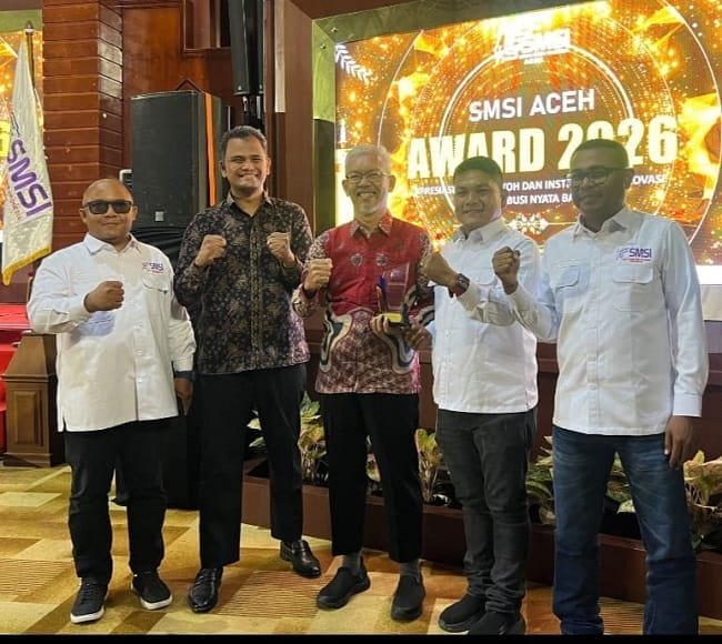 General Manager (GM) PT Solusi Bangun Andalas (SBA) R. Adi Santosa didampingi Head of Media PT SBA Faraby Azwany foto bersama jajaran pengurus SMSI Aceh Besar di Anjong Mon Mata, Banda Aceh, Sabtu (5/9/2026) malam. Foto: (SMSI Aceh Besar).