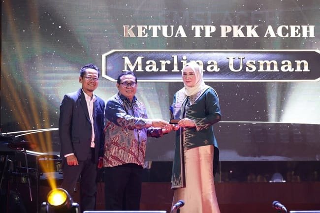 SERAHKAN PENGHARGAAN – Ketua Umum SMSI Pusat Firdaus, menyerahkan penghargaan SMSI Aceh Awards 2026 kepada Ketua TP PKK Aceh Marlina Usman, pada malam Anugerah SMSI Aceh di Anjong Mon Mata, Kompleks Meuligoe Gubernur Aceh, Sabtu (5/9/2026) malam. SERAHKAN PENGHARGAAN – Ketua Umum SMSI Pusat Firdaus, menyerahkan penghargaan SMSI Aceh Awards 2026 kepada Ketua TP PKK Aceh Marlina Usman, pada malam Anugerah SMSI Aceh di Anjong Mon Mata, Kompleks Meuligoe Gubernur Aceh, Sabtu (5/9/2026) malam.