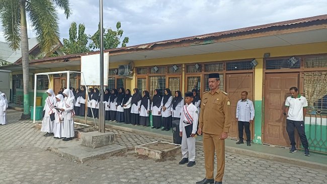 Camat Kuta Baro, Zahrul Fuadi SE MM, memimpin upacara pengibaran Bendera Merah Putih di MIN 25 Aceh Besar, Kecamatan Kuta Baro, Aceh Besar, Senin (7/9/2026). FOTO/ MC ACEH BESAR