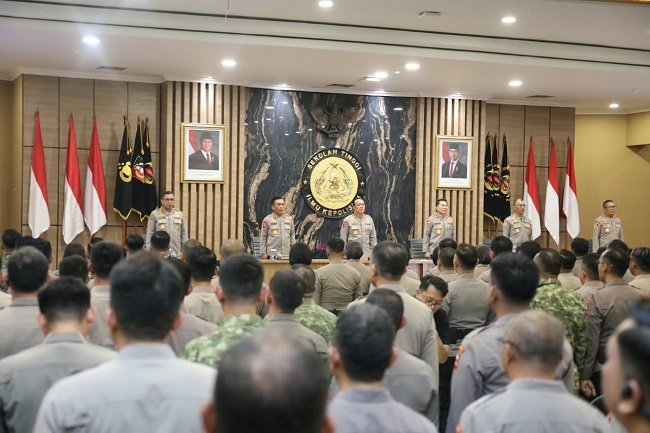 Sejumlah pejabat dan peserta didik Sespimti, Sespimmen, dan SPPK Polri mengikuti pembekalan dan apel sebelum diberangkatkan dalam Satgas Edukasi Karhutla Gelombang Kedua di Gedung Bhadawa, STIK-PTIK, Jakarta.
