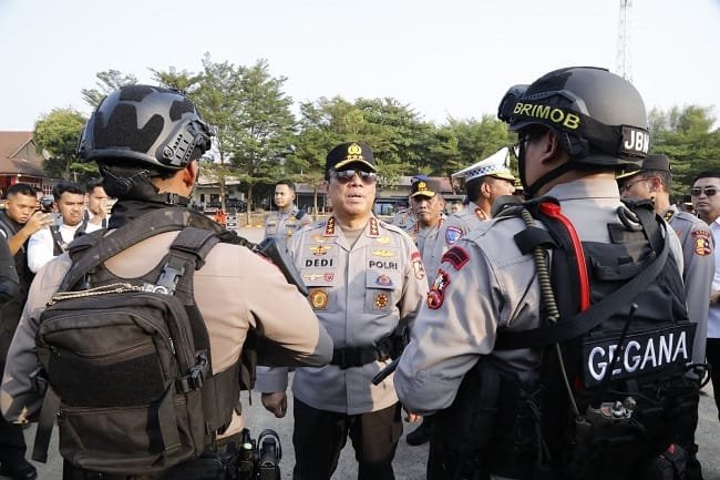 Kapolda Jawa Tengah Irjen Pol Dedi Prasetyo memberikan arahan kepada personel Brimob dan Gegana dalam kegiatan pengamanan. Sejumlah personel tampak bersiaga mengenakan perlengkapan taktis kepolisian.