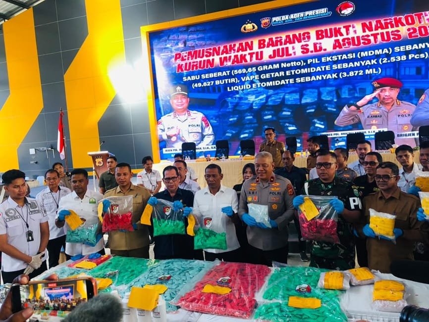 Sejumlah pejabat dan personel gabungan menunjukkan barang bukti narkotika yang akan dimusnahkan dalam kegiatan pemusnahan barang bukti hasil pengungkapan kasus narkotika oleh Ditresnarkoba Polda Aceh di Aula Meuligoe Polda Aceh, Selasa, (8/9/2026).