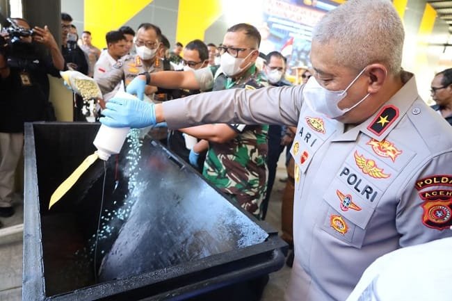 MUSNAHKAN BARANG BUKTI – Danpomdam IM Kolonel Imran Ilyas ikut mendampingi Wakapolda Aceh Brigjen Pol Ari Wahyu Widodo, melakukan pemusnahan barang bukti narkotika di Aula Meuligoe Polda Aceh, Selasa (8/9/2026). MUSNAHKAN BARANG BUKTI – Danpomdam IM Kolonel Imran Ilyas ikut mendampingi Wakapolda Aceh Brigjen Pol Ari Wahyu Widodo, melakukan pemusnahan barang bukti narkotika di Aula Meuligoe Polda Aceh, Selasa (8/9/2026).
