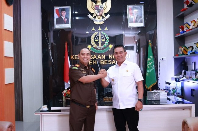 Bupati Aceh Besar Muharram Idris melakukan kunjungan silaturahmi dengan Kajari Aceh Besar Dr Wisnu Murtopo Nur Muhammad, di Kota Jantho, Selasa (8/9/2026). FOTO/ MC ACEH BESAR