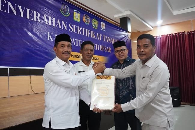 Wakil Bupati Aceh Besar, Drs H Syukri A Jalil, menyerahkan sertifikat tanah waqaf, di Kantor Kejari Aceh Besar, Kota Jantho, Rabu (9/9/2026). FOTO/ MC ACEH BESAR Wakil Bupati Aceh Besar, Drs H Syukri A Jalil, menyerahkan sertifikat tanah waqaf, di Kantor Kejari Aceh Besar, Kota Jantho, Rabu (9/9/2026). FOTO/ MC ACEH BESAR