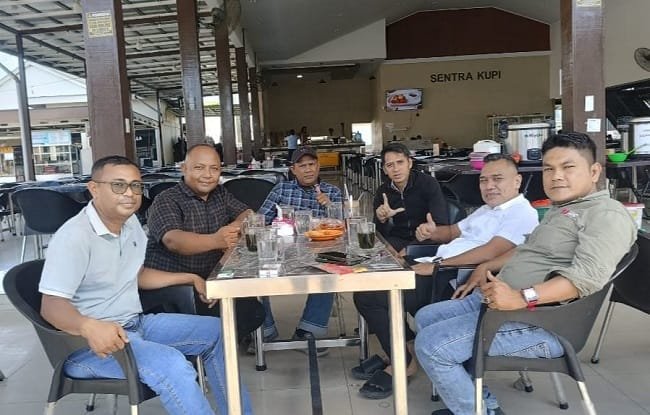 Ketua SMSI Aceh Besar Zulfikar bersama Ketua DPRK Aceh Besar Abdul Mufti, A.Md., didampingi Sekretaris SMSI Aceh Besar Sadhali dan Bendahara Azhari Usman, saat bersilaturahmi di Sentra Kupi, Lampenerut, Aceh Besar, Rabu (9/9/2026). Foto: SMSI Aceh Besar. Ketua SMSI Aceh Besar Zulfikar bersama Ketua DPRK Aceh Besar Abdul Mufti, A.Md., didampingi Sekretaris SMSI Aceh Besar Sadhali dan Bendahara Azhari Usman, saat bersilaturahmi di Sentra Kupi, Lampenerut, Aceh Besar, Rabu (9/9/2026). Foto: SMSI Aceh Besar.
