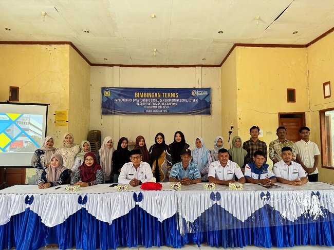 Plt Kepala Dinas Sosial Kabupaten Aceh Besar, Nuraida AKS MA foto bersama peserta Bimtek DTSEN bagi Operator SIKS-NG, yang digelar Dinsos Aceh Besar di wilayah Kabupaten Aceh Besar, beberapa waktu lalu. FOTO/ MC ACEH BESAR Plt Kepala Dinas Sosial Kabupaten Aceh Besar, Nuraida AKS MA foto bersama peserta Bimtek DTSEN bagi Operator SIKS-NG, yang digelar Dinsos Aceh Besar di wilayah Kabupaten Aceh Besar, beberapa waktu lalu. FOTO/ MC ACEH BESAR