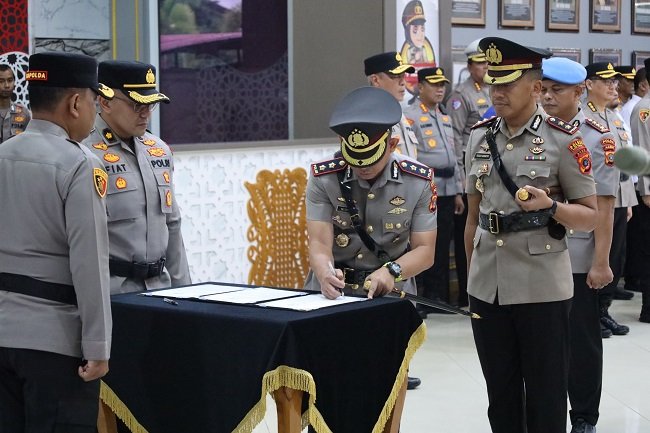Kapolda Aceh Irjen Pol. Ruddi Setiawan pimpin sertijab dua PJU Polda Aceh dan lima kapolres jajaran, di Lobi Mapolda Aceh. Foto: Polda Aceh Kapolda Aceh Irjen Pol. Ruddi Setiawan pimpin sertijab dua PJU Polda Aceh dan lima kapolres jajaran, di Lobi Mapolda Aceh. Foto: Polda Aceh
