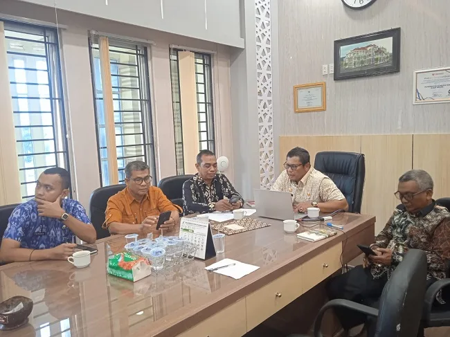 Sekdakab Aceh Besar Bahrul Jamil SSos MSi didampingi Kepala BPKD Aceh Besar Arifin SHi MSi, Kepala Bagian Perekonomian dan Sumber Daya Alam Setdakab Aceh Besar Darwan Asrizal SE MT, serta unsur Bappeda Aceh Besar mengikuti zoom meeting terkait pembahasan pemenuhan data dan SIPD BUMD, Kamis (10/9/2026). FOTO/ PROKOPIM PEMKAB ACEH BESAR Sekdakab Aceh Besar Bahrul Jamil SSos MSi didampingi Kepala BPKD Aceh Besar Arifin SHi MSi, Kepala Bagian Perekonomian dan Sumber Daya Alam Setdakab Aceh Besar Darwan Asrizal SE MT, serta unsur Bappeda Aceh Besar mengikuti zoom meeting terkait pembahasan pemenuhan data dan SIPD BUMD, Kamis (10/9/2026). FOTO/ PROKOPIM PEMKAB ACEH BESAR