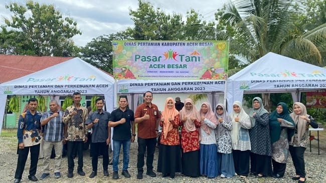 Foto bersama pada pelaksanaan Pasar Tani di halaman Kantor Distan Aceh Besar, Kota Jantho, Kamis (10/9/2026). FOTO/ MC ACEH BESAR