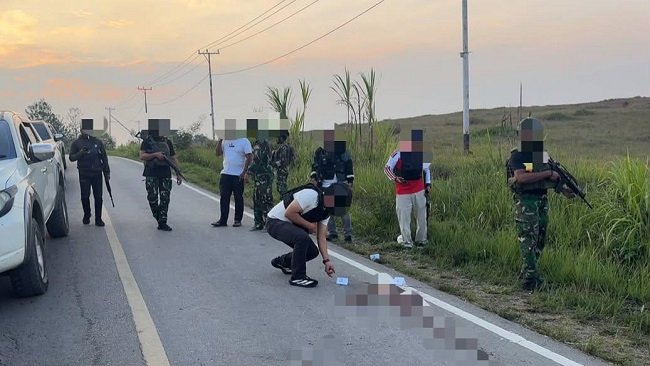 Saat polisi melakukan olah TKP dan menemukan sejumlah barang bukti. (Foto dok: Satgas Operasi Damai Cartenz 2026) Saat polisi melakukan olah TKP dan menemukan sejumlah barang bukti. (Foto dok: Satgas Operasi Damai Cartenz 2026)