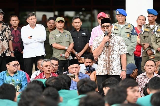 TERIMA DEMO MAHASISWA - Pelaksana Tugas Sekretaris Daerah (Plt Sekda) Aceh, Taufik saat menerima mahasiswa Universitas Syiah Kuala (USK) yang menggelar aksi unjuk rasa terkait penanganan rehab-rekon pascabencana di halaman Kantor Gubernur Aceh, Kamis (10/9/2026) sore.