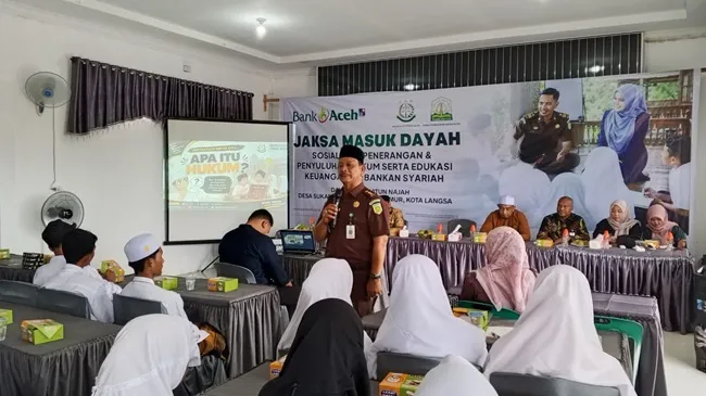 Kepala Seksi Penerangan Hukum dan Humas Kejati Aceh Ali Rasab Lubis mengedukasi santri Dayah Raudhatun dengan pemahaman hukum di Langsa, Aceh, Jumat, Jumat (11/9/2026). Kepala Seksi Penerangan Hukum dan Humas Kejati Aceh Ali Rasab Lubis mengedukasi santri Dayah Raudhatun dengan pemahaman hukum di Langsa, Aceh, Jumat, Jumat (11/9/2026).
