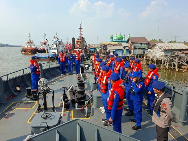 Personel Polairud bersiap diberangkatkan untuk memperkuat operasi SAR pencarian korban KM Virgo Transport 8 di perairan Kalimantan Selatan. (Foto: Dokumentasi/Humas Polri) Personel Polairud bersiap diberangkatkan untuk memperkuat operasi SAR pencarian korban KM Virgo Transport 8 di perairan Kalimantan Selatan. (Foto: Dokumentasi/Humas Polri)