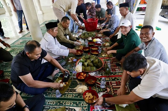 Wakil Gubernur Aceh, H. Fadhlullah, didampingi Kepala Biro Administrasi Pimpinan Setda Aceh, Akar Arafat, S.STP., M.Si, menghadiri khanduri Maulid Nabi Muhammad SAW 1448 H di Gampong Kayee Jatoe, Kecamatan Glumpang Tiga, Kabupaten Pidie, Minggu (13/9/2026). Wakil Gubernur Aceh, H. Fadhlullah, didampingi Kepala Biro Administrasi Pimpinan Setda Aceh, Akar Arafat, S.STP., M.Si, menghadiri khanduri Maulid Nabi Muhammad SAW 1448 H di Gampong Kayee Jatoe, Kecamatan Glumpang Tiga, Kabupaten Pidie, Minggu (13/9/2026).