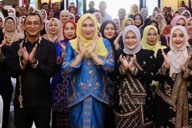 Ketua Dekranasda Aceh Marlina Usman, fot bersama Rapat Kerja Daerah Dekranasda se-Aceh tahun 2026 dan Pameran Kriya Unggulan, di Galery Dekranasda Aceh, di komplek Taman Sultanah Safiatuddin, Ahad(13/9/2026). Foto: Adpim Setda Aceh Ketua Dekranasda Aceh Marlina Usman, fot bersama Rapat Kerja Daerah Dekranasda se-Aceh tahun 2026 dan Pameran Kriya Unggulan, di Galery Dekranasda Aceh, di komplek Taman Sultanah Safiatuddin, Ahad(13/9/2026). Foto: Adpim Setda Aceh