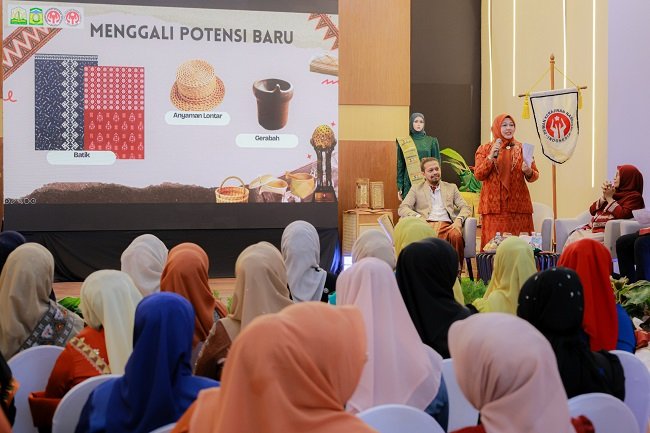 Ketua Dekranasda Aceh Besar, Hj Rita Mayasari, memaparkan program kerja dan potensi kerajinan daerah dalam Rakerda Dekranasda Kabupaten/Kota se-Aceh di Galeri Dekranasda Aceh, Taman Sulthanah Safiatuddin, Banda Aceh, Minggu (13/9/2026). FOTO/ MC ACEH BESAR