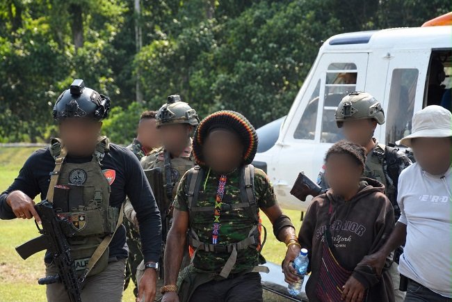 Korban Sandera KKB Dievakuasi ke Timika, Satgas Damai Cartenz Libatkan Tokoh Masyarakat Korban Sandera KKB Dievakuasi ke Timika, Satgas Damai Cartenz Libatkan Tokoh Masyarakat