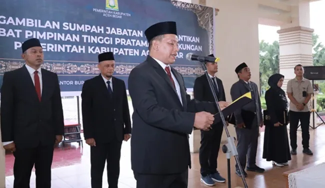 Imam Munandar, S.TP, membacakan pakta integritas sebelum dilantik sebagai Kepala Dinas Komunikasi dan Informatika Aceh Besar di Kantor Bupati Aceh Besar, Kota Jantho, Senin (14/9/2026). FOTO/Prokopim Aceh besar Imam Munandar, S.TP, membacakan pakta integritas sebelum dilantik sebagai Kepala Dinas Komunikasi dan Informatika Aceh Besar di Kantor Bupati Aceh Besar, Kota Jantho, Senin (14/9/2026). FOTO/Prokopim Aceh besar
