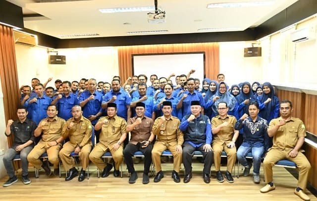 Bupati Aceh Besar H Muharram Idris foto bersama usai pelantikan Pejabat PDAM di Aula PDAM, Gampong Siron, Kecamatan Ingin Jaya, Aceh Besar, Senin (14/9/2026). FOTO/MC ACEH BESAR