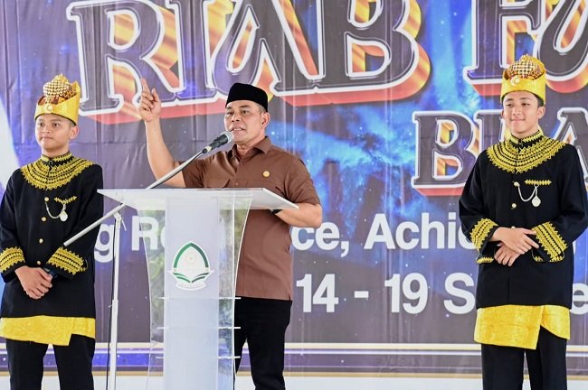 Bupati Aceh Besar H. Muharram Idris menyampaikan sambutan dan sekaligus membuka RIAB Fair XIII yang diikuti ribuan pelajar dari berbagai daerah di Aceh di MA RIAB, Gampong Gue Gajah, Senin (14/9/2026). FOTO/ MC ACEH BESAR