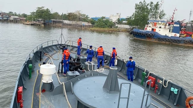 Operasi SAR KM Virgo Transport 8 diperkuat dengan pengerahan tiga kapal polisi untuk mencari korban yang masih hilang di perairan Kalimantan Selatan. (Foto: dok Polri) Operasi SAR KM Virgo Transport 8 diperkuat dengan pengerahan tiga kapal polisi untuk mencari korban yang masih hilang di perairan Kalimantan Selatan. (Foto: dok Polri)