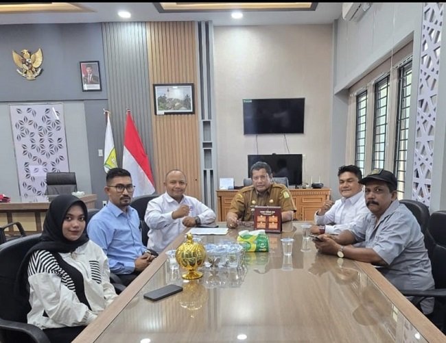 KUNJUNGAN SILATURAHMI - Sekda Aceh Besar, Bahrul Jamil, SSos, MSi menerima kunjungan silaturahmi pengurus SMSI Aceh Besar di ruang kerjanya, Kota Jantho, Selasa (15/9/2026). Foto/Dok SMSI Aceh Besar