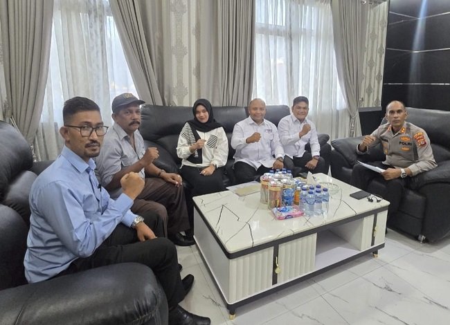 TERIMA AUDIENSI - Kapolres Aceh Besar, AKBP Chairul Ikhsan, SIK menerima audiensi jajaran pengurus SMSI Aceh Besar di ruang kerjanya, Selasa (15/9/2026). Foto/Dok SMSI Aceh Besar. TERIMA AUDIENSI - Kapolres Aceh Besar, AKBP Chairul Ikhsan, SIK menerima audiensi jajaran pengurus SMSI Aceh Besar di ruang kerjanya, Selasa (15/9/2026). Foto/Dok SMSI Aceh Besar.