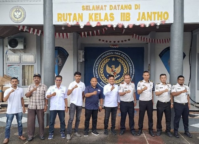 Foto bersama usai audiensi SMSI Aceh Besar dan Kepala Rutan Jantho Hery Anggara AMd IP SH MSi, di Rutan Jantho, Aceh Besar, Rabu (16/9/2026). FOTO/ DOK SMSI ACEH BESAR Foto bersama usai audiensi SMSI Aceh Besar dan Kepala Rutan Jantho Hery Anggara AMd IP SH MSi, di Rutan Jantho, Aceh Besar, Rabu (16/9/2026). FOTO/ DOK SMSI ACEH BESAR