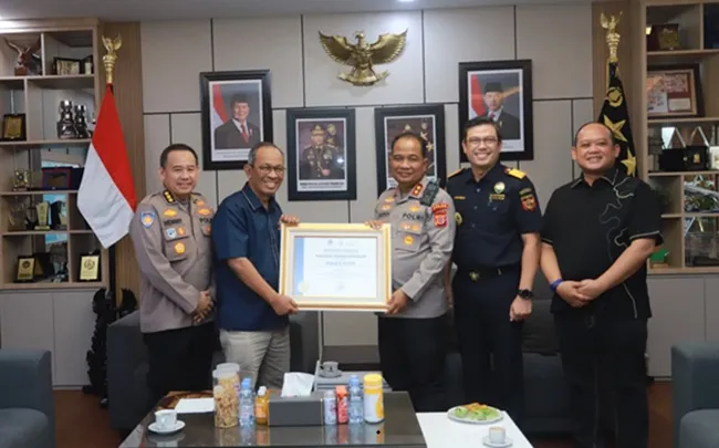 Kapolda Aceh Irjen Pol. Ruddi Setiawan menerima penghargaan peringkat III Penilaian Laporan Keuangan UAPPA-W Tahun 2025 dari Kanwil DJPb Provinsi Aceh, Rabu (16/9/2026). FOTO/Istimewa Kapolda Aceh Irjen Pol. Ruddi Setiawan menerima penghargaan peringkat III Penilaian Laporan Keuangan UAPPA-W Tahun 2025 dari Kanwil DJPb Provinsi Aceh, Rabu (16/9/2026). FOTO/Istimewa