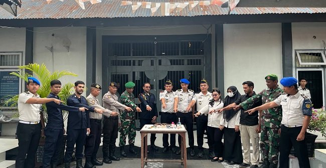 Petugas Rutan Kelas IIB Jantho bersama personel Polres Aceh Besar dan Koramil 17/Kota Jantho memperlihatkan sejumlah barang terlarang usai melakukan penggeledahan kamar hunian warga binaan dalam razia gabungan dan tes urine, Kamis (17/9/2026). Foto: (Dokumen Rutan Jantho). Petugas Rutan Kelas IIB Jantho bersama personel Polres Aceh Besar dan Koramil 17/Kota Jantho memperlihatkan sejumlah barang terlarang usai melakukan penggeledahan kamar hunian warga binaan dalam razia gabungan dan tes urine, Kamis (17/9/2026). Foto: (Dokumen Rutan Jantho).