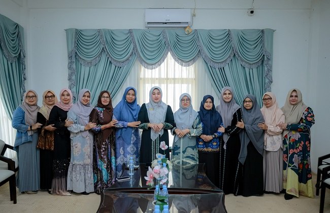 Ketua TP PKK Aceh Besar, Hj. Rita Mayasari saat menggelar silaturahmi bersama para istri pejabat baru Aceh Besar, di Meuligoe Bupati Aceh Besar, Kota Jantho, Kamis (17/9/2026). FOTO/ MC ACEH BESAR