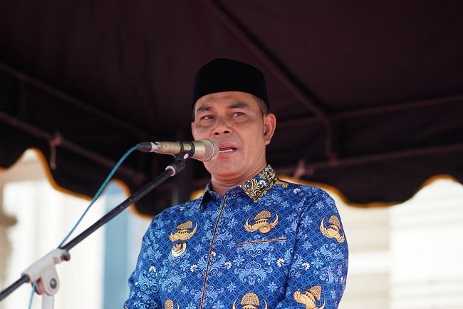 Bupati Aceh Besar H Muharram Idris (Syech Muharram) menyampaikan arahannya, pada Apel Gabungan OPD, di halaman Kantor Bupati Aceh Besar, Kota Jantho, Kamis (17/9/2026). FOTO/ MC ACEH BESAR