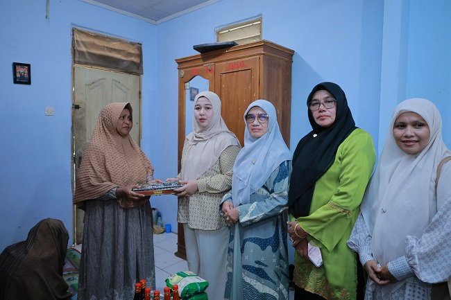 Ketua TP PKK Kabupaten Aceh Besar, Hj. Rita Mayasari bersama Wakil Ketua TP PKK Aceh Besar, Hj. Nurul Fazli, S.Ag., menyambangi kediaman keluarga M. Nasir Amin (68) dan Radhiah Daud (57) di Perumahan IOM, Gampong Teureubeh, Kecamatan Kota Jantho, Kamis (17/9/2026). FOTO/ MC ACEH BESAR