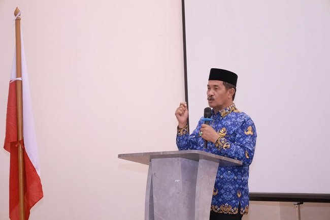 Wakil Bupati Aceh Besar Drs Syukri sampaikan sambutan pada acara pembukaan Rapat Publikasi Penyusunan Profil Pembangunan Daerah Kabupaten Aceh Besar Tahun 2026 di Orion Hall, Kecamatan Darul Imarah, Kamis (17/9/2026). FOTO/ PROKOPIM ACEH BESAR