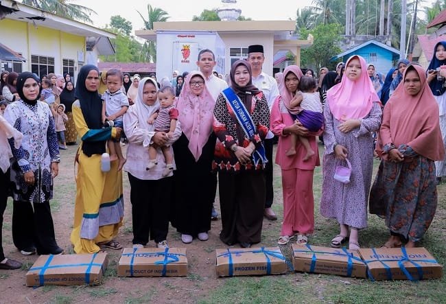 Ketua Forikan Aceh Besar Hj Rita Mayasari, menyalurkan bantuan ikan segar kepada masyarakat, di Kecamatan Kuta Baro, Aceh Besar, Jumat (18/9/2026). FOTO/ PROKOPIM PEMKAB ACEH BESAR Ketua Forikan Aceh Besar Hj Rita Mayasari, menyalurkan bantuan ikan segar kepada masyarakat, di Kecamatan Kuta Baro, Aceh Besar, Jumat (18/9/2026). FOTO/ PROKOPIM PEMKAB ACEH BESAR