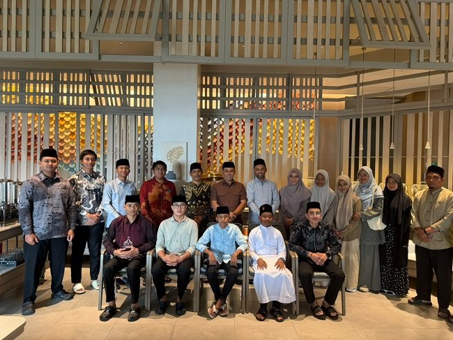Bupati Aceh Besar H. Muharram Idris foto bersama qari dan qariah Aceh Besar yang tergabung dalam Kafilah Aceh pada MTQ di Kota Semarang. FOTO/ PROKOPIM PEMKAB ACEH BESAR