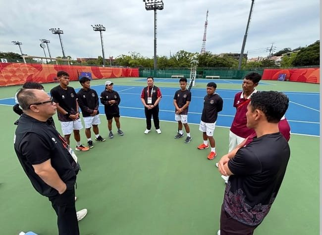 Tim Soft Tennis Indonesia bersama Ketua Umum PP PESTI Irjen Pol. Awal Chairuddin sebelum bertanding di Asian Games Nagoya 2026, Jepang, Minggu, 20 September 2026 (Foto: Dokumentasi/Divhumas Polri)