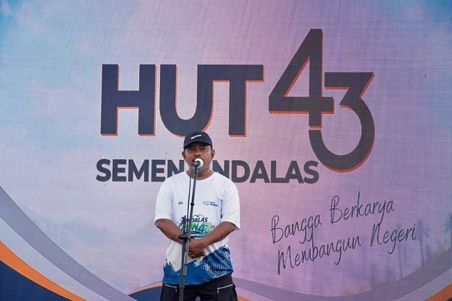 Asisten II Sekda Aceh Besar M Ali SSos MSi, menyampaikan sambutannya, pada puncak perayaan HUT ke-43 PT SBA di Stadion Mini Carlos, Lhoknga, Aceh Besar, Minggu (20/9/2026). FOTO/ MC ACEH BESAR