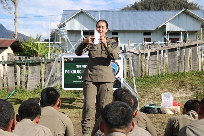 Satgas Damai Cartenz memperkuat dukungan psikologi bagi 36 personel di Sinak sekaligus membangun komunikasi humanis dengan masyarakat. (Foto: Istimewa) Satgas Damai Cartenz memperkuat dukungan psikologi bagi 36 personel di Sinak sekaligus membangun komunikasi humanis dengan masyarakat. (Foto: Istimewa)