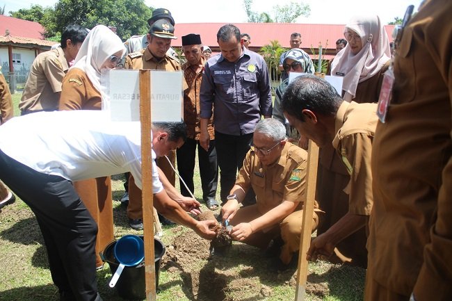 Kabid PAUD Disdikbud Aceh Besae Abdurrahman foto bersama usai pelaksanaan Lomba Finger Painting bagi guru PAUD/TK se-Kabupaten Aceh Besar di Aula PGRI Aceh Besar, Senin (21/9/2026). FOTO/ MC ACEH BESAR