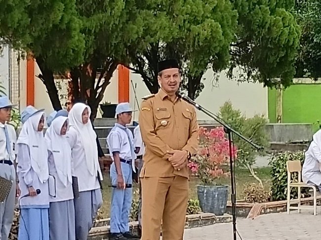 Camat Kuta Baro Zahrul Fuadi SE MM, menyampaikan harapannya saat menjadi pembina upacara pengibaran bendera Merah Putih di SMAN 1 Kuta Baro, Aceh Besar, Senin (21/9/2026). FOTO/ MC ACEH BESAR Camat Kuta Baro Zahrul Fuadi SE MM, menyampaikan harapannya saat menjadi pembina upacara pengibaran bendera Merah Putih di SMAN 1 Kuta Baro, Aceh Besar, Senin (21/9/2026). FOTO/ MC ACEH BESAR