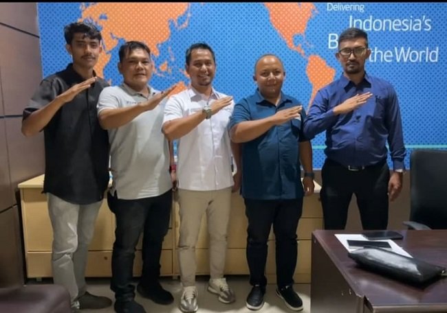 Ketua SMSI Aceh Besar Zulfikar, S.Pd., bersama pengurus saat melakukan audiensi dengan General Manager (GM) Garuda Indonesia Perwakilan Banda Aceh, Jufriandi, di Banda Aceh, Senin (21/9/2026). Foto: Dok. SMSI Aceh Besar